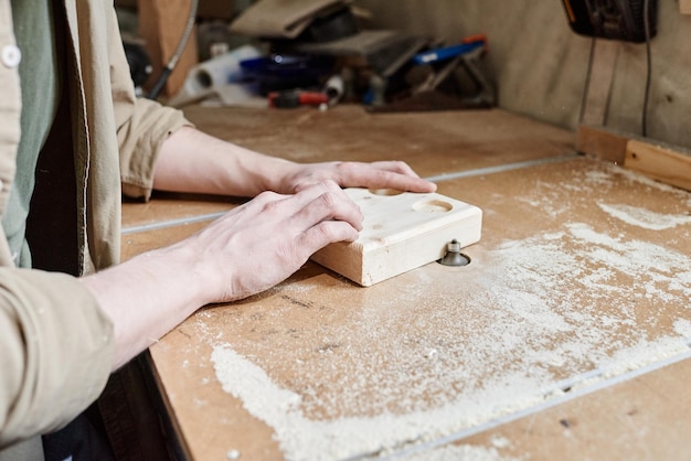 Falegname che modella i dettagli in legno in officina