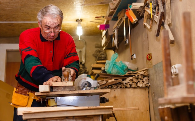 Falegname lavora in un'officina per la produzione di mobili d'epoca