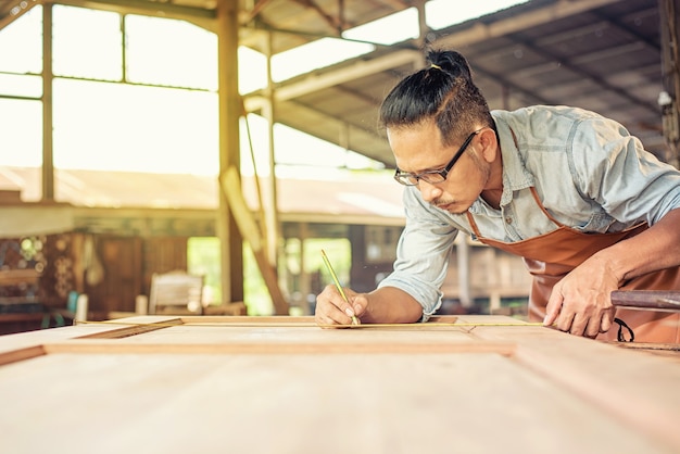 Falegname Lavorazione del legno e mobili in laboratorio di falegnameria