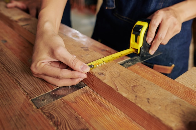 Falegname misurazione plancia di legno