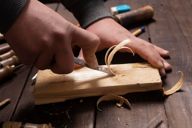 Falegname nel negozio Falegname che realizza pezzi per il progetto di tornitura del legno