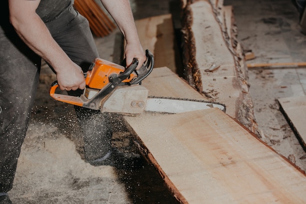 Falegnameria e concetto di lavoro in legno falegname professionista falegname che fa lavori di fabbricazione artigianale di segare mobili