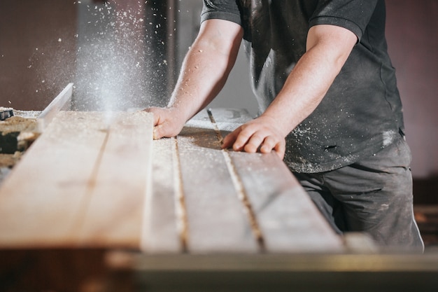 Falegnameria e concetto di lavoro in legno falegname professionista falegname che fa lavori di fabbricazione artigianale di segare mobili