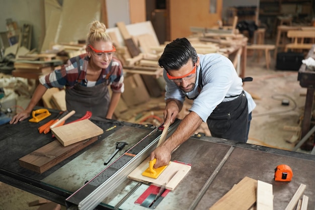 Falegnami Assemblaggio Mobili Piccola impresa in legno Sfondo ufficio fai da te sul posto di lavoro