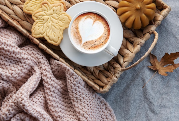 Fall flat lay con caffè e decorazioni autunnali