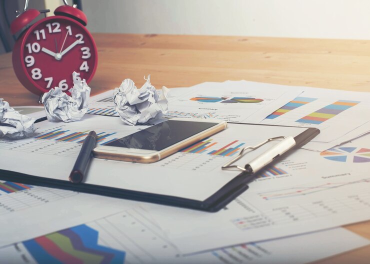 Fallimento aziendale lavorando sulla scrivania dell'ufficio.
