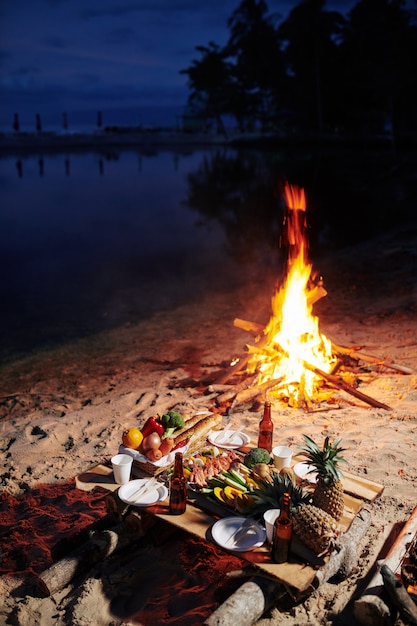 Falò e cena servita in spiaggia