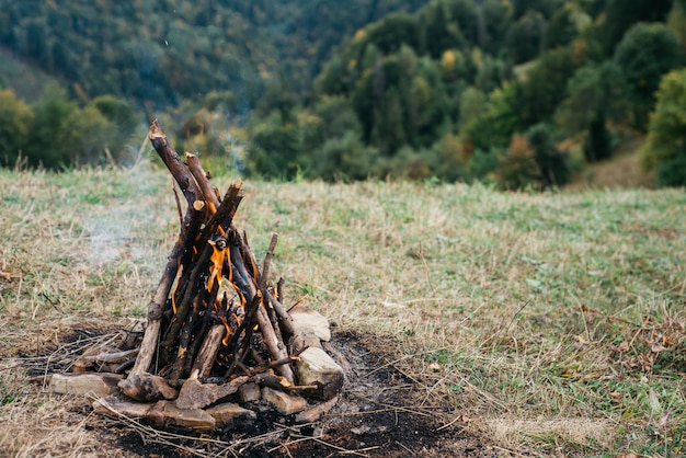 falò in un ambiente naturale