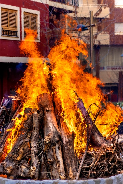 Falò incontrollato con fuoco violento e alte fiamme