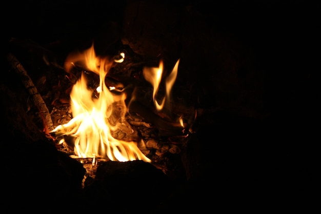 Falò su sfondo nero