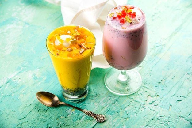 Falooda o Faluda è un popolare dessert indiano - aromatizzato alla fragola e al mango con gelato, pasta, semi di basilico dolce e noci, messa a fuoco selettiva