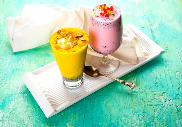 Falooda o Faluda è un popolare dessert indiano - aromatizzato alla fragola e al mango con gelato, pasta, semi di basilico dolce e noci, messa a fuoco selettiva