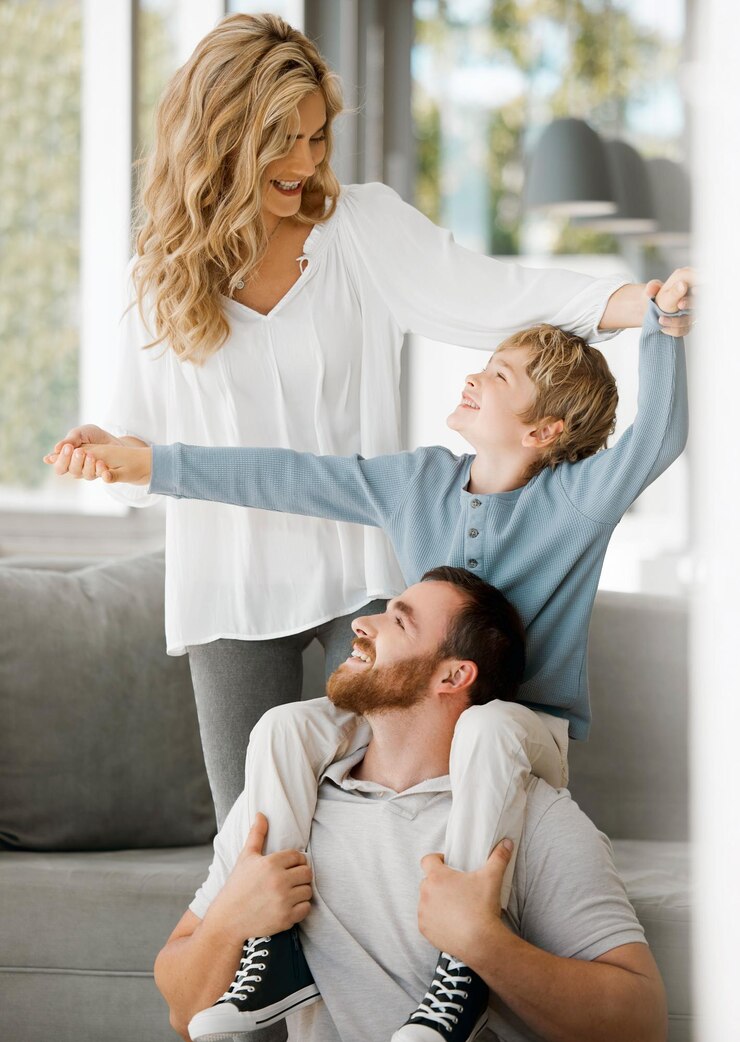 Foto famiglia a casa e giocare con mamma padre e figlio con divertimento e gioco sul divano nel soggiorno sorriso felice e legame con amore cura e supporto insieme in salotto con risate gioia e genitori