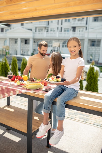 Famiglia a cena insieme all'aperto