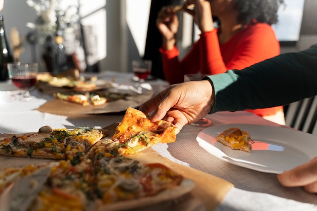 Famiglia ad alto angolo con una deliziosa pizza