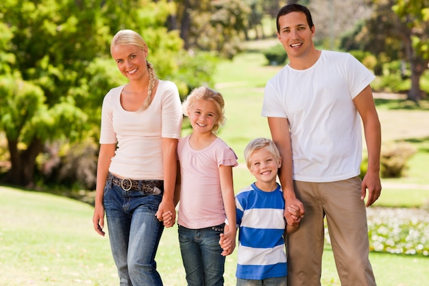 Famiglia adorabile nel parco