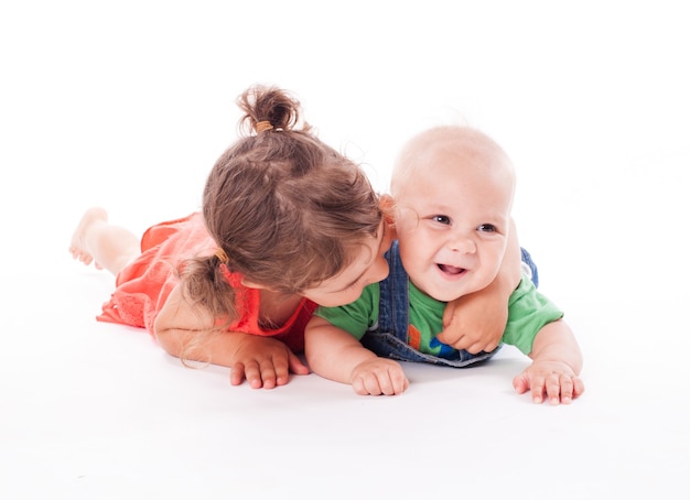 Famiglia adorabile. Sorella e fratello isolati su bianco