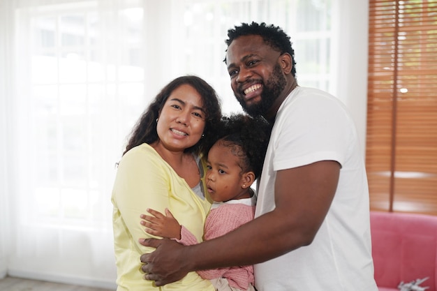 Famiglia africana felice che ha tempo giocoso a casa Amore familiare Genitori e bambini al coperto