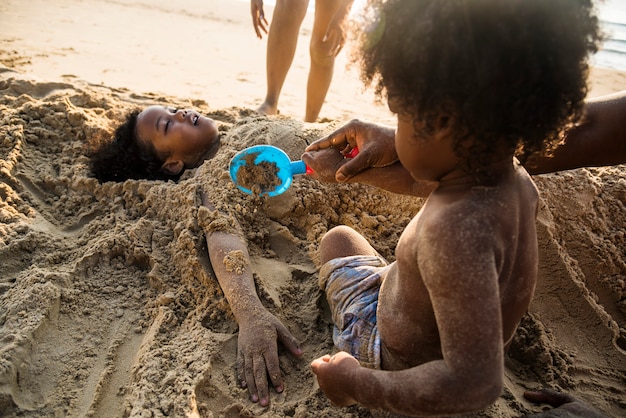 Famiglia africana godendo la spiaggia