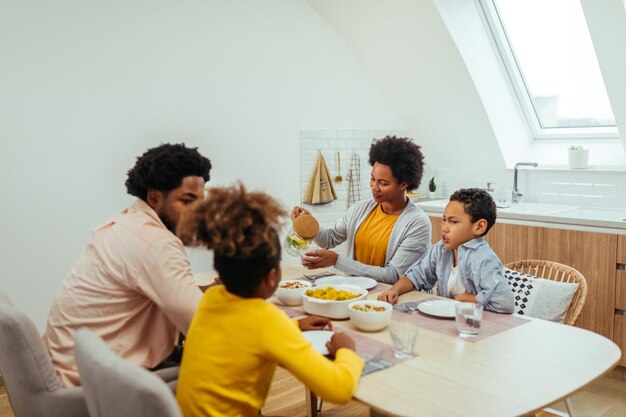 Famiglia afro che mangia insieme a casa