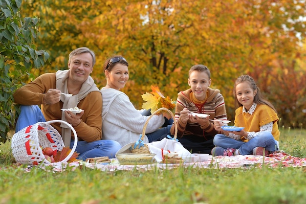 Famiglia al picnic in autunno