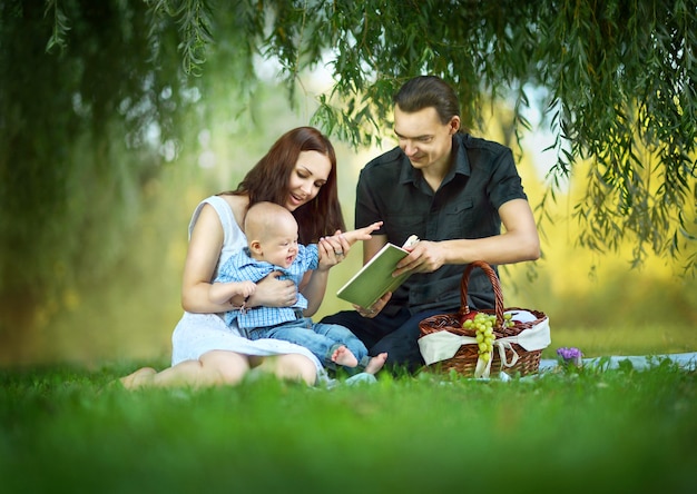 Famiglia al picnic nel parco