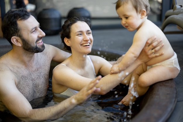 Famiglia alla spa con un bambino piccolo