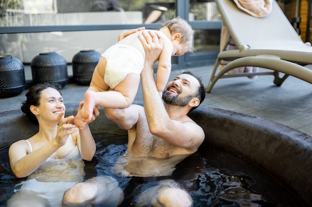 Famiglia alla spa con un bambino piccolo