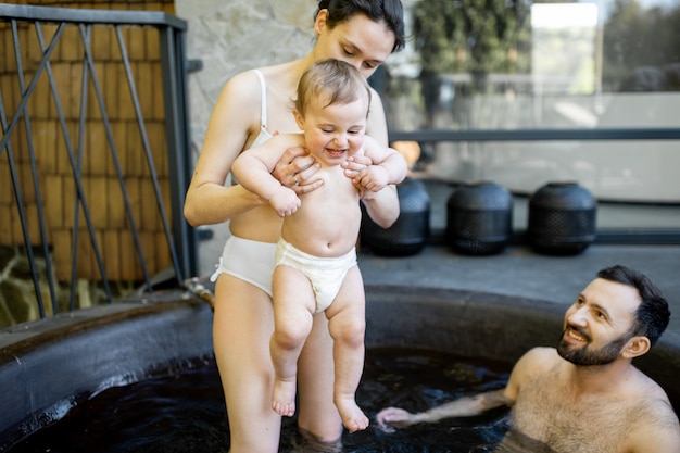 Famiglia alla spa con un bambino piccolo