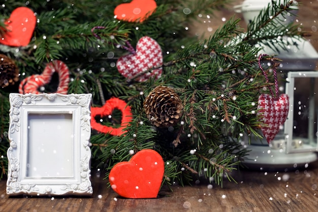 Famiglia alla vigilia di Natale al caminetto Bambini che aprono i regali di Natale Bambini sotto l'albero di Natale