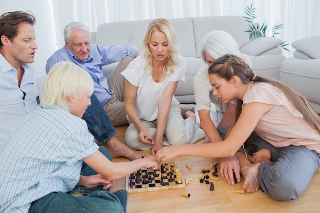 Famiglia allargata che gioca a scacchi