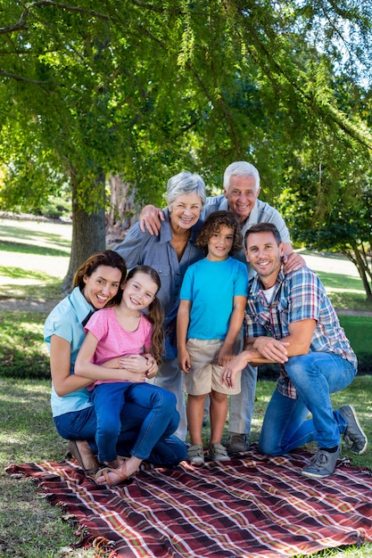 Famiglia allargata che sorride nel parco