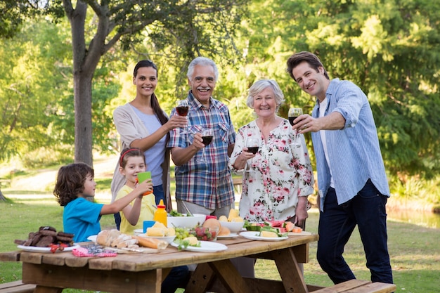 Famiglia allargata con un pranzo all&#39;aperto