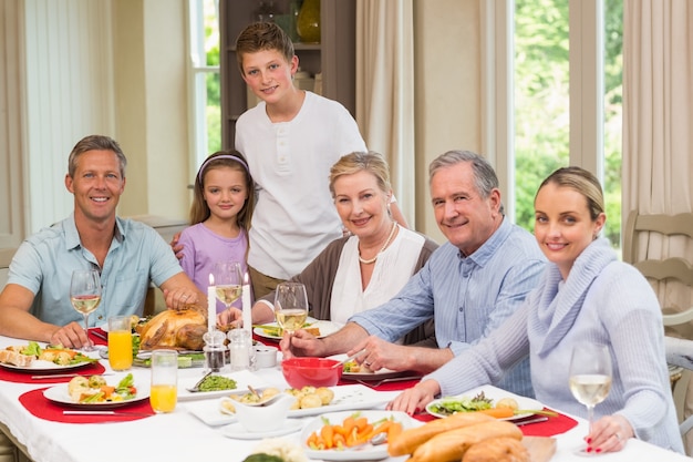 Famiglia allargata felice che esamina macchina fotografica a tempo di natale