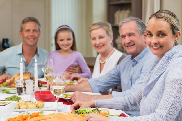 Famiglia allargata felice che esamina macchina fotografica a tempo di natale