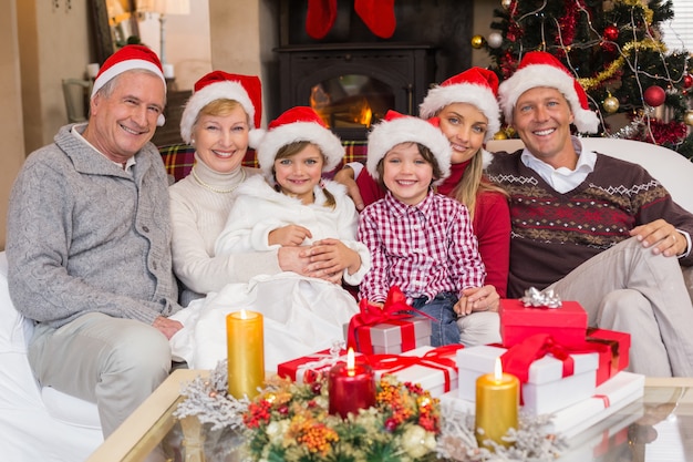 Famiglia allargata felice che esamina macchina fotografica a tempo di natale