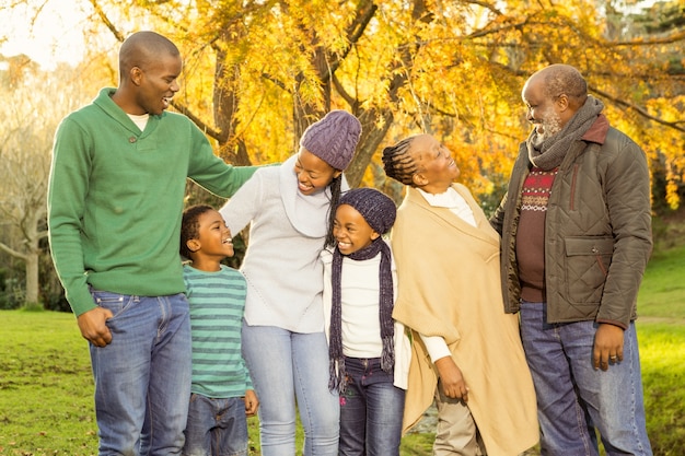 Famiglia allargata in posa con vestiti caldi