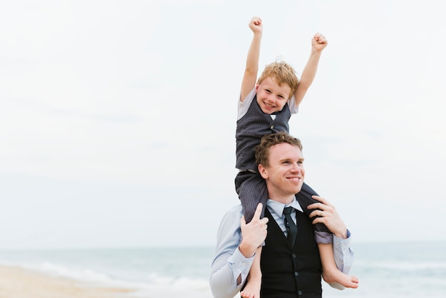 Famiglia allegra alla cerimonia di nozze della spiaggia