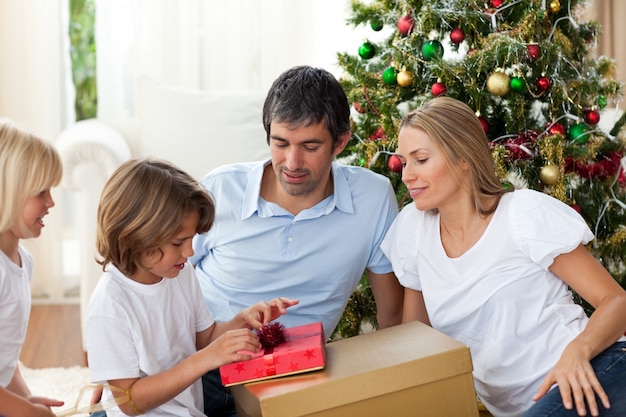 Famiglia allegra che celebra il Natale