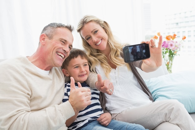 Famiglia allegra che prende le immagini di auto con uno smartphone