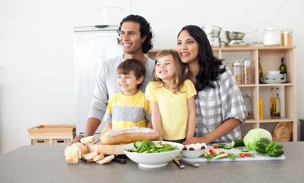 Famiglia allegra che si diverte in cucina