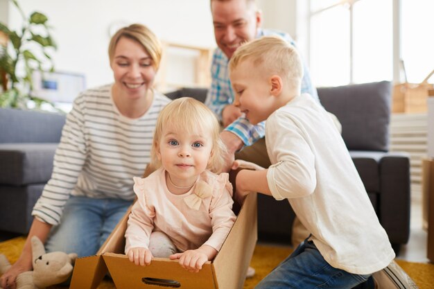 Famiglia allegra che si diverte nel nuovo appartamento