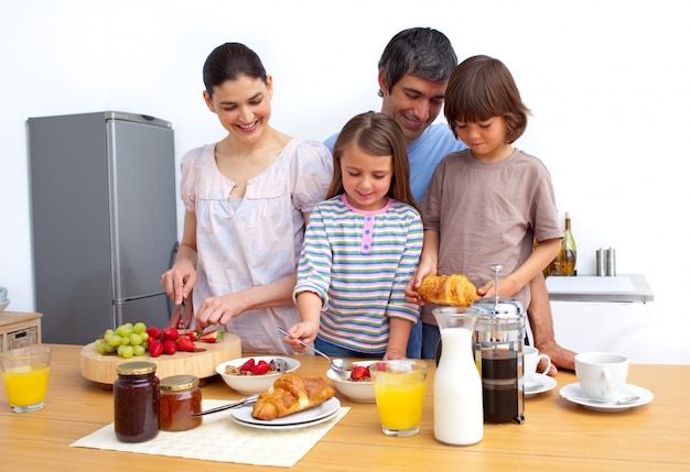 Famiglia allegra con una colazione