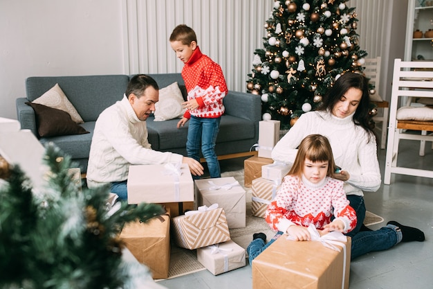 Famiglia amorevole che celebra il Natale a casa