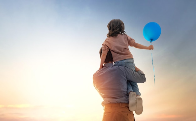 Famiglia amorevole felice Padre e figlia che giocano e si abbracciano all'aperto