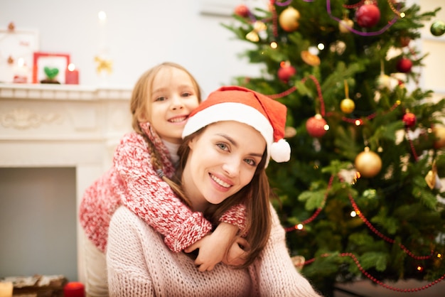 Famiglia amorevole festeggia il Natale