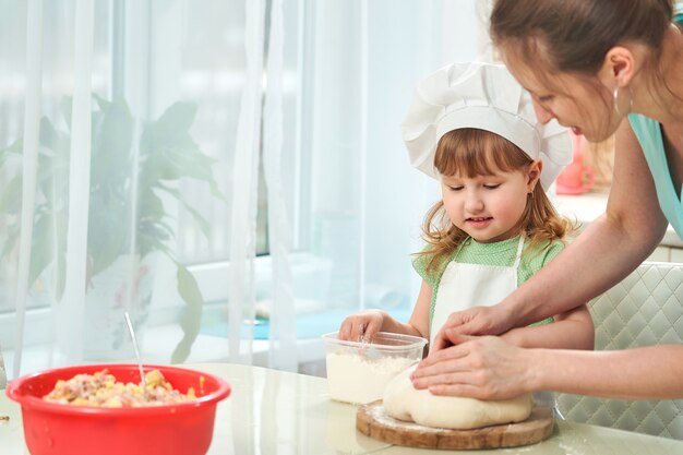 Famiglia amorosa felice che prepara insieme forno. Mamma che insegna al bambino come cucinare