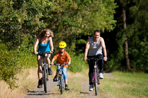 Famiglia andare in bicicletta per lo sport