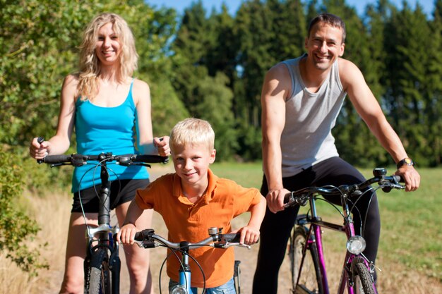 Famiglia andare in bicicletta per lo sport