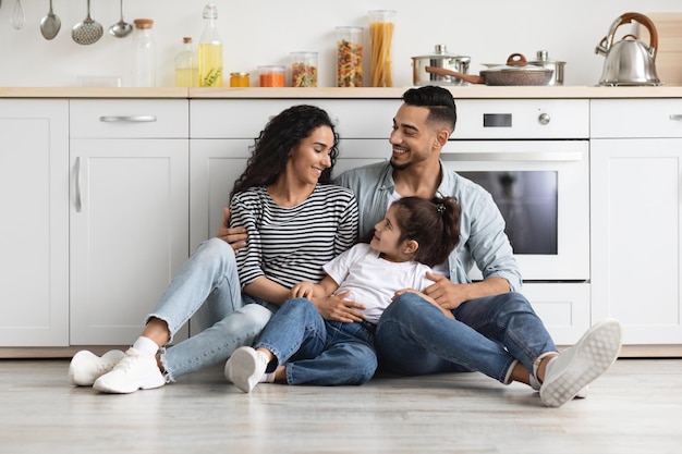 Famiglia araba amorevole allegra che trascorre il fine settimana insieme a casa